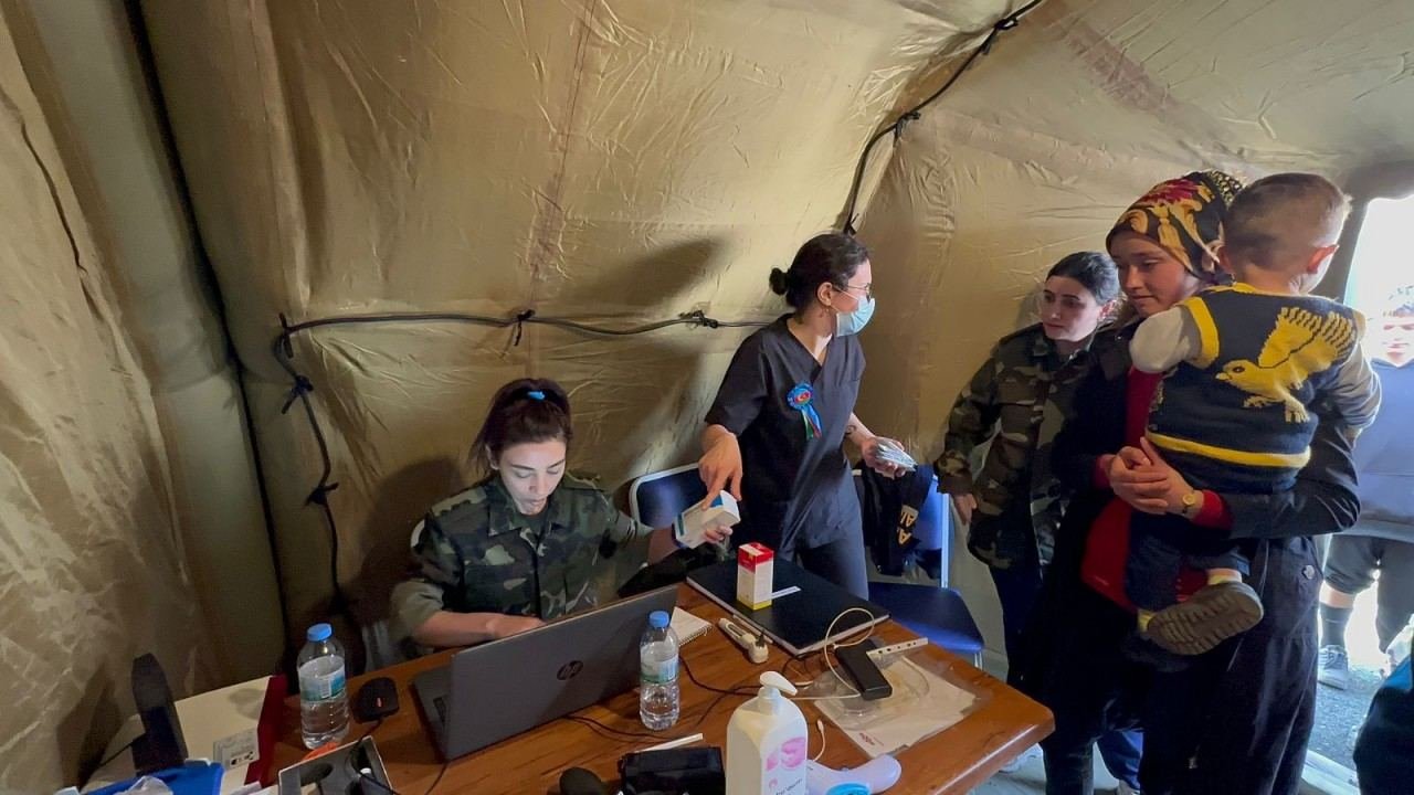 Azerbaijani ministry talks quake-injured Turkish citizens provided with aid at its field hospital