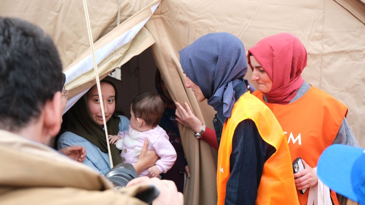 Azərbaycan könüllüləri Türkiyədə zəlzələdən zərərçəkən qadınları 8 mart münasibətilə sevindirib