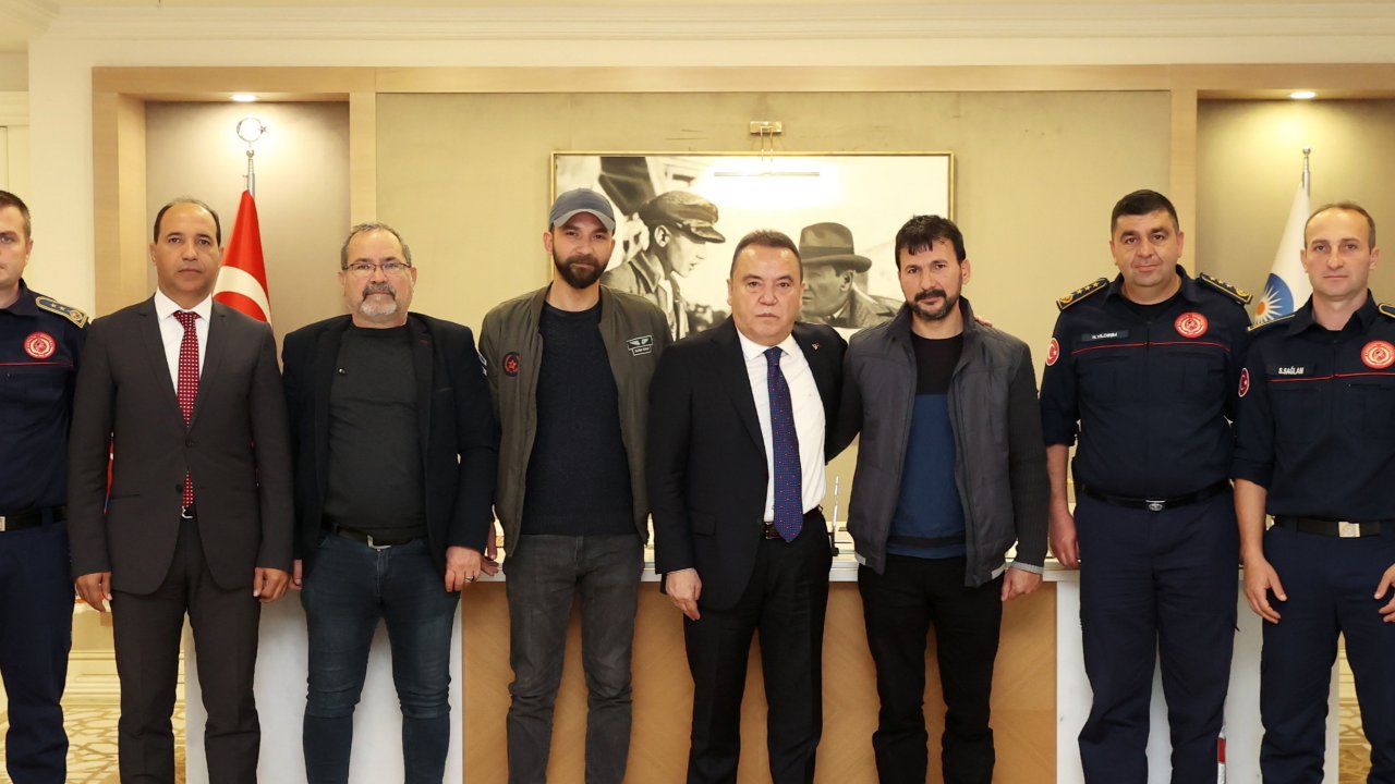 Enkazdan 162'nci saatte sağ çıkarılan Cengiz, kurtarıcıları ile buluştu