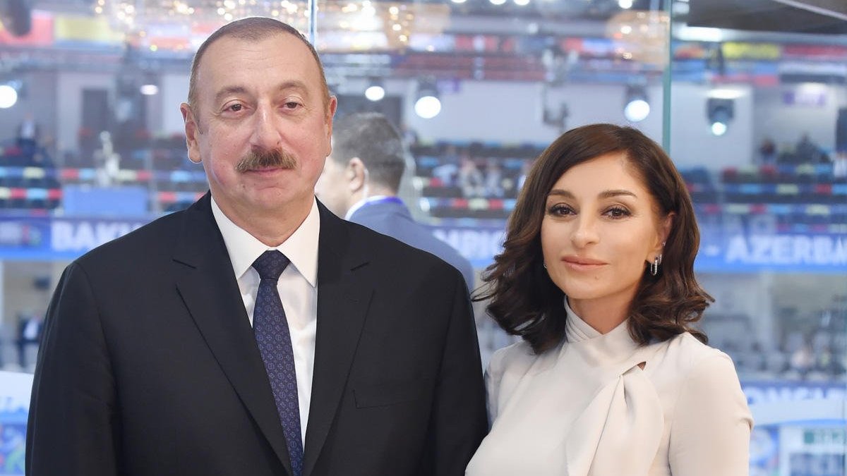 Prezident İlham Əliyev və Birinci xanım Mehriban Əliyeva “Qarabağ” və “Qalatasaray” komandaları arasında keçirilən xeyriyyə oyununa baxırlar