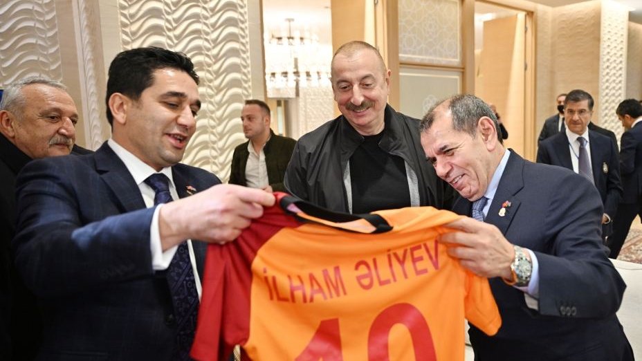 “Qalatasaray” futbol klubunun prezidenti Prezident İlham Əliyevə xatirə hədiyyələri tədqim edib