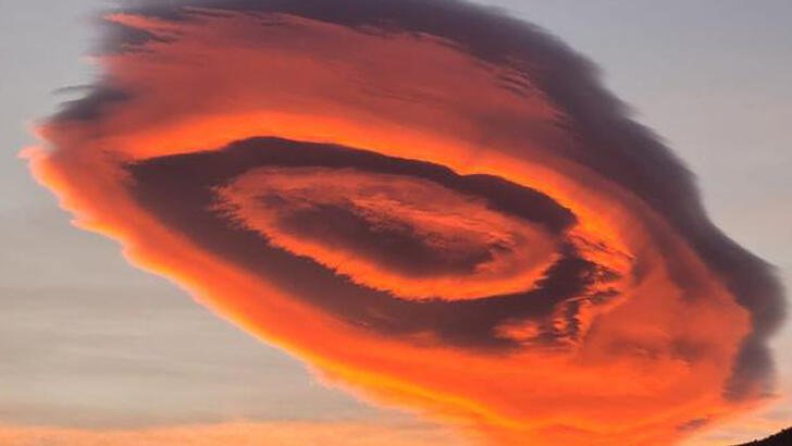 A reddish colored lenticular cloud spotted in Bursa, Turkiye