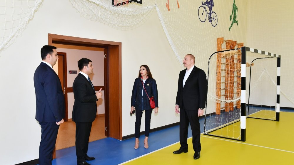 Prezident İlham Əliyev və birinci xanım Mehriban Əliyeva Neftçalada yeni inşa olunan məktəbin açılışında iştirak ediblər