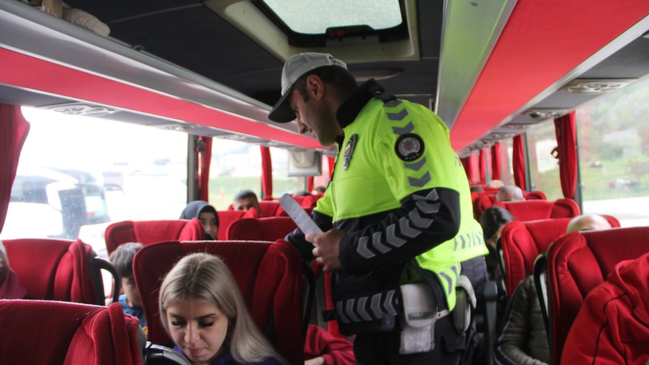 Amasya'da polisler otogarda bayram öncesi denetim yaptı