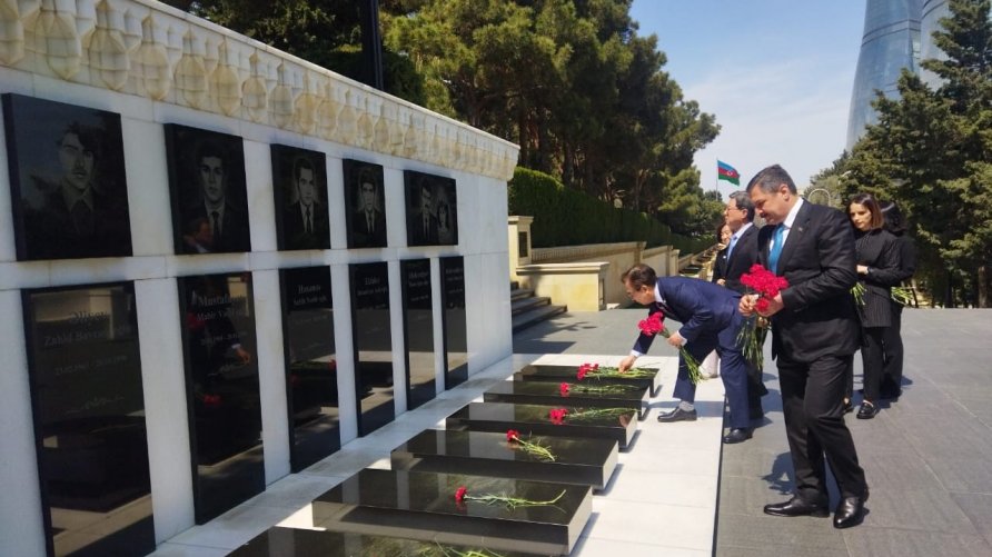 Chairman of Korea-Azerbaijan interparliamentary friendship group visits Alley of Martyrs in Baku