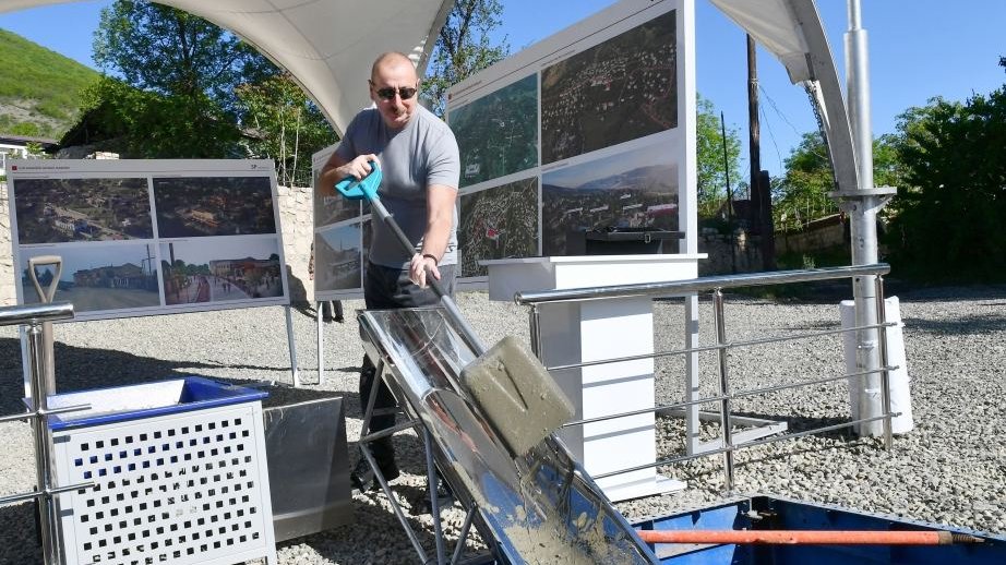 Prezident İlham Əliyev və Birinci xanım Mehriban Əliyeva Tuğ kəndində İnzibati Mərkəzin təməlinin qoyulması mərasimində iştirak ediblər