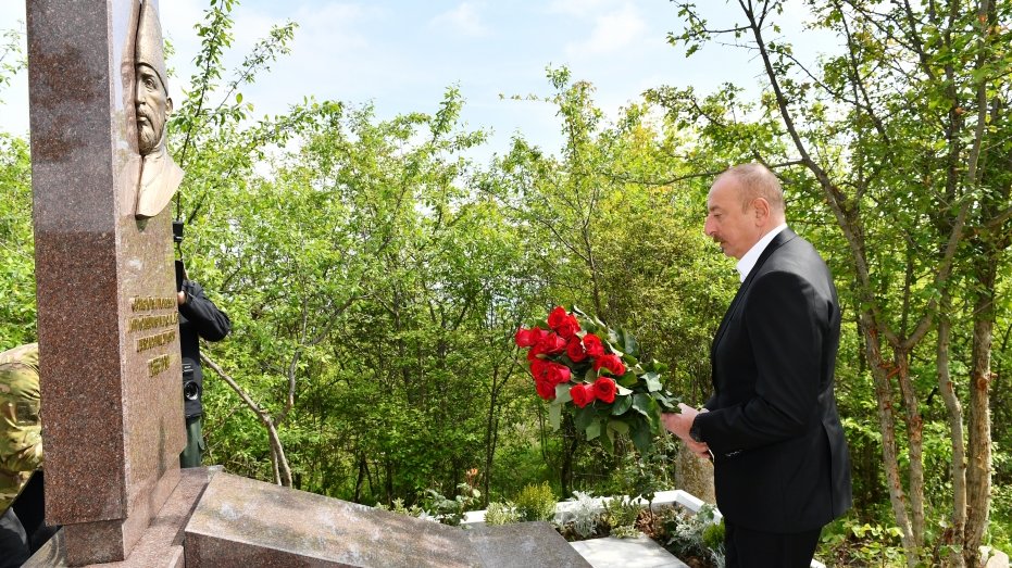 Prezident İlham Əliyev Cıdır düzündə Mir Möhsün Nəvvab Qarabağinin məzarını ziyarət edib