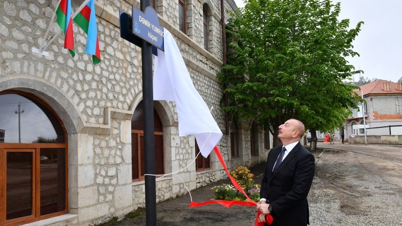 Azərbaycan Prezidenti və birinci xanım Şuşada Dəmir Yumruq küçəsinin lövhəsinin açılışında iştirak ediblər