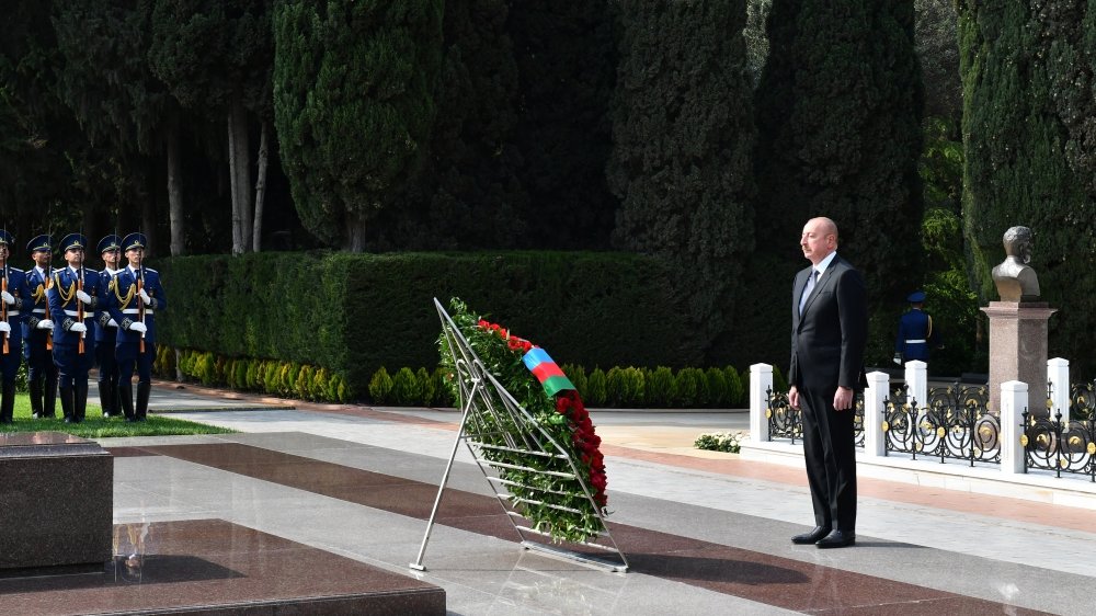 Prezident İlham Əliyev, birinci xanım Mehriban Əliyeva və ailə üzvləri Ulu Öndər Heydər Əliyevin Fəxri xiyabanda məzarını ziyarət ediblər