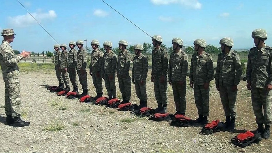 Kursantlar şərti düşmən hədəflərini belə məhv etdilər (VİDEO)