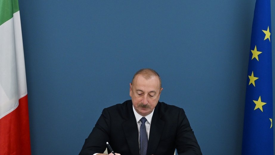 Prezident İlham Əliyev İtaliyanın Azərbaycandakı səfirliyində olub, Silvio Berluskoninin vəfatı ilə əlaqədar başsağlığı verib