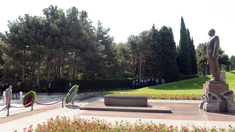 Rais of Tatarstan visits tomb of Great Leader Heydar Aliyev