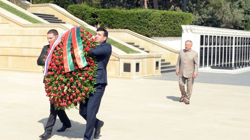 Rais of Tatarstan visits Alley of Martyrs in Baku