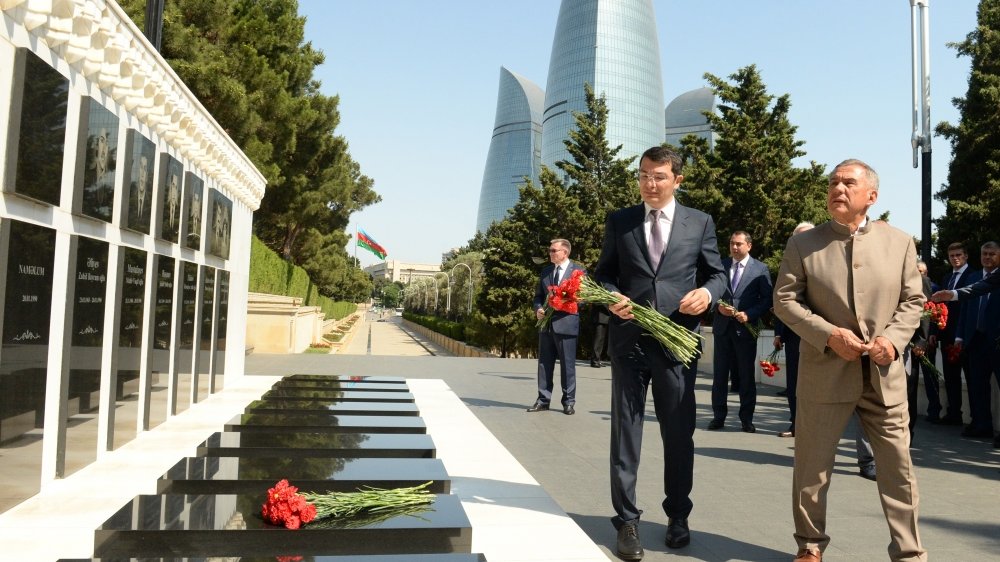 Rüstəm Minnixanov Şəhidlər xiyabanını ziyarət edib