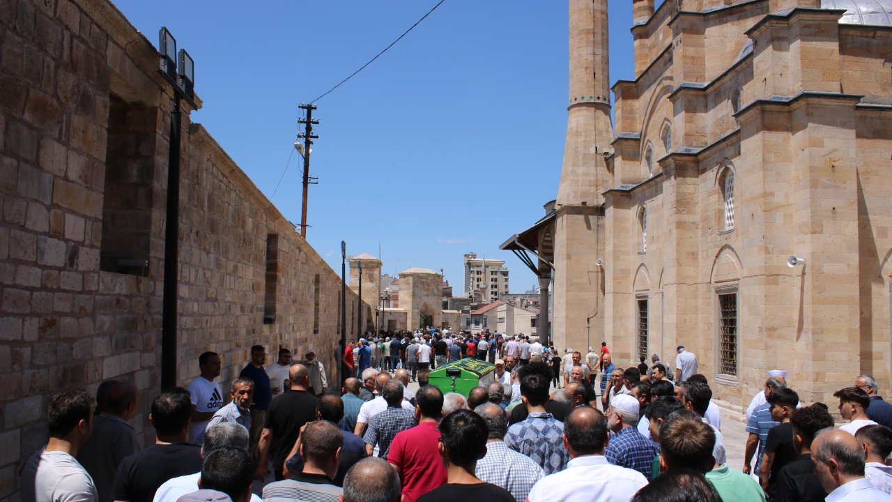 Motosikletiyle geçirdiği kazada ölen 16 yaşındaki Nur, toprağa verildi