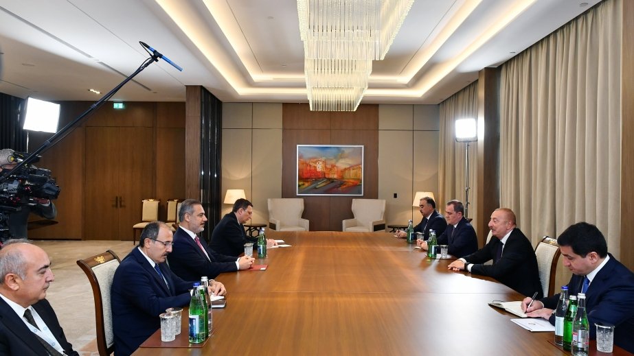 Prezident İlham Əliyev Türkiyənin xarici işlər nazirini qəbul edib
