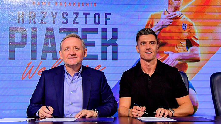 Başakşehir'de Polonyalı futbolcu Piatek 3 yıllık sözleşmeyi imzaladı
