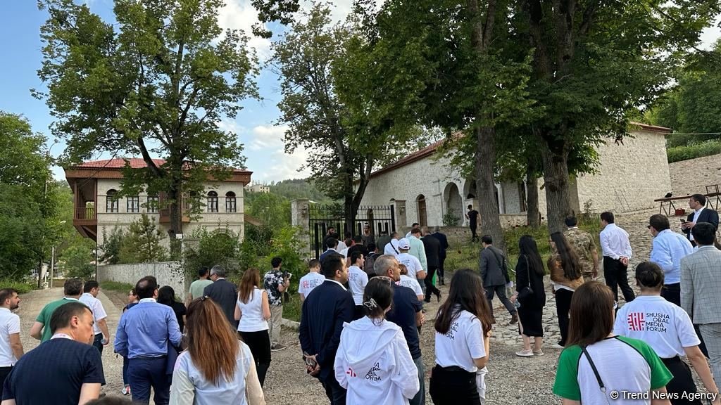 “4-cü Sənaye İnqilabı dövründə Yeni Media” Qlobal Forumunun iştirakçıları Şuşanın tarixi məkanları ilə tanış olublar