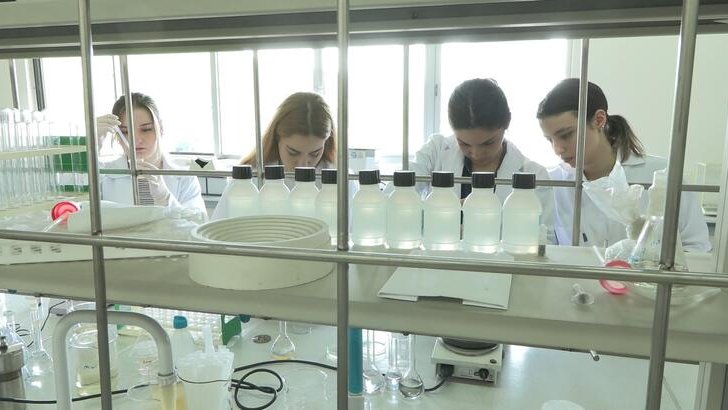 Üniversite öğrencileri anti bakteriyel yara bandı üretiyor