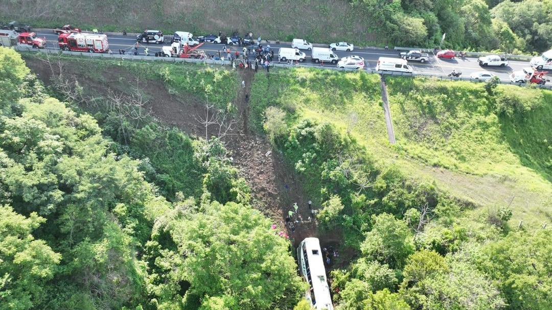 Passenger bus rolls into a cliff in Mexico: 18 dead