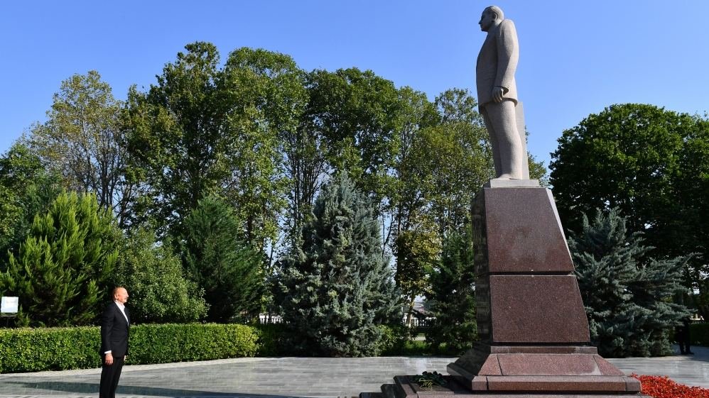 Prezident İlham Əliyev Qazax rayonunda Ümummilli Lider Heydər Əliyevin abidəsini ziyarət edib