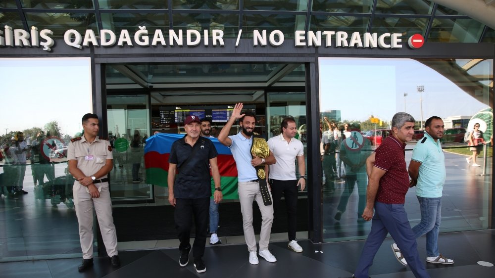 Erməni idmançını məğlub edən Çingiz Əlləzov Vətənə qayıdıb