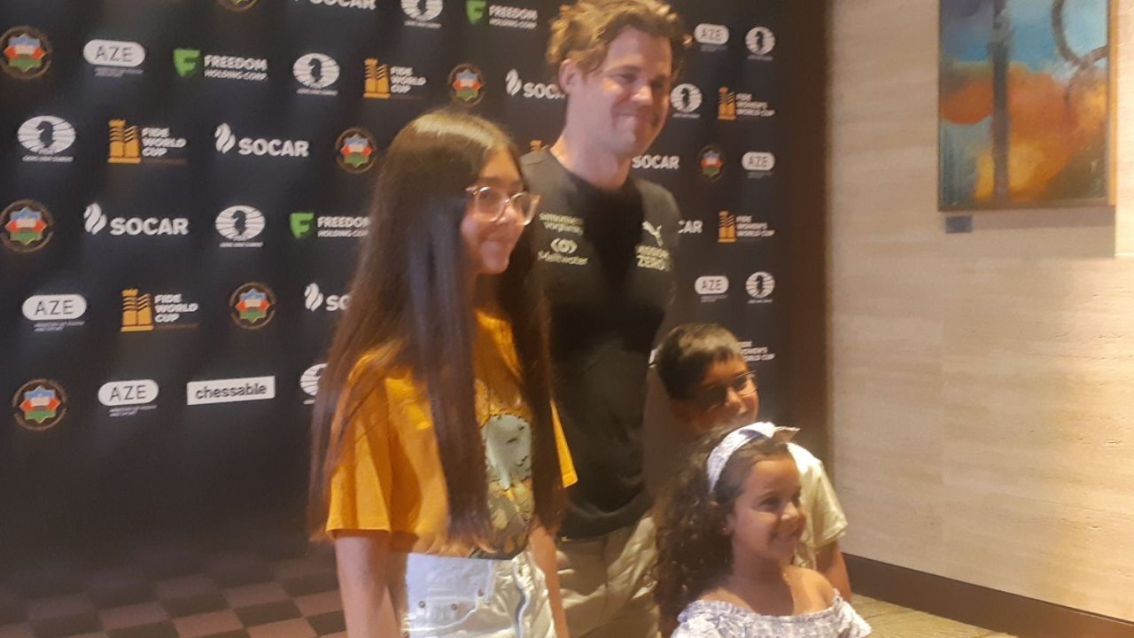 Magnus Carlsen signs autographs for Azerbaijani fans