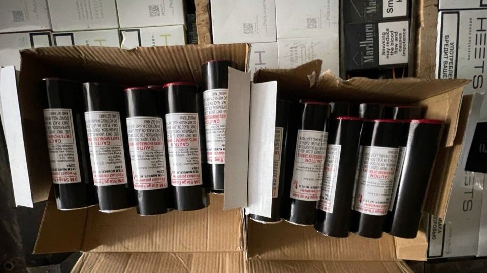 Gömrük orqanına bəyan edilməyən külli miqdarda siqaret və pirotexniki vasitə aşkarlanıb