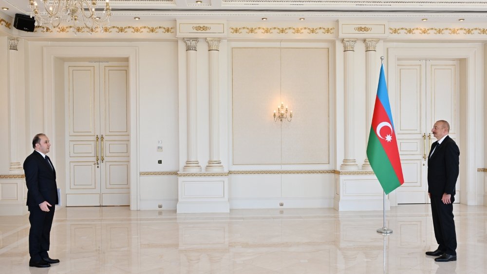 Prezident İlham Əliyev Tacikistanın Azərbaycanda yeni təyin olunmuş səfirinin etimadnaməsini qəbul edib
