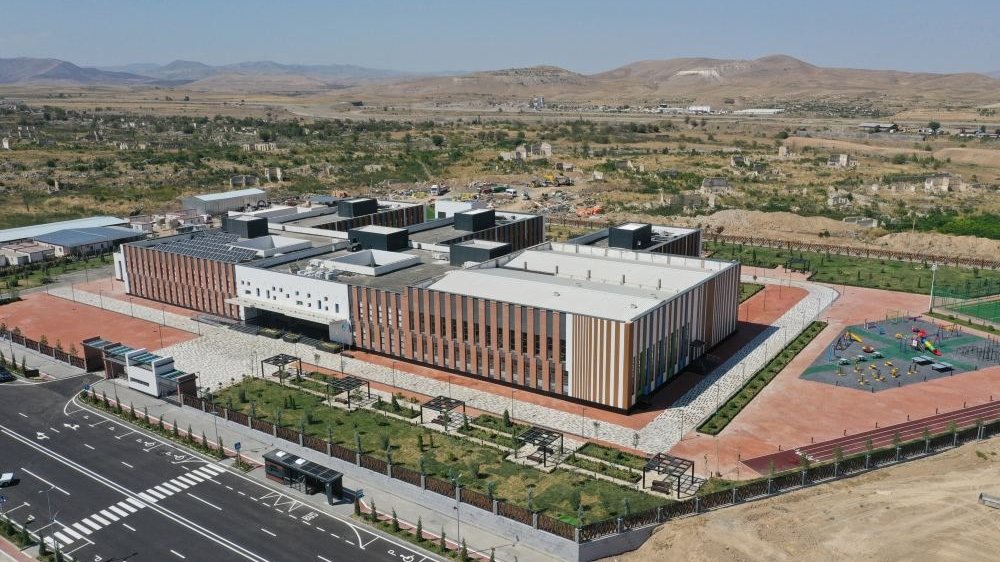 Prezident İlham Əliyev, Birinci xanım Mehriban Əliyeva və Şavkat Mirziyoyev, xanımı Ziroatxon Mirziyoyeva Füzulidə orta məktəbin açılışında iştirak ediblər