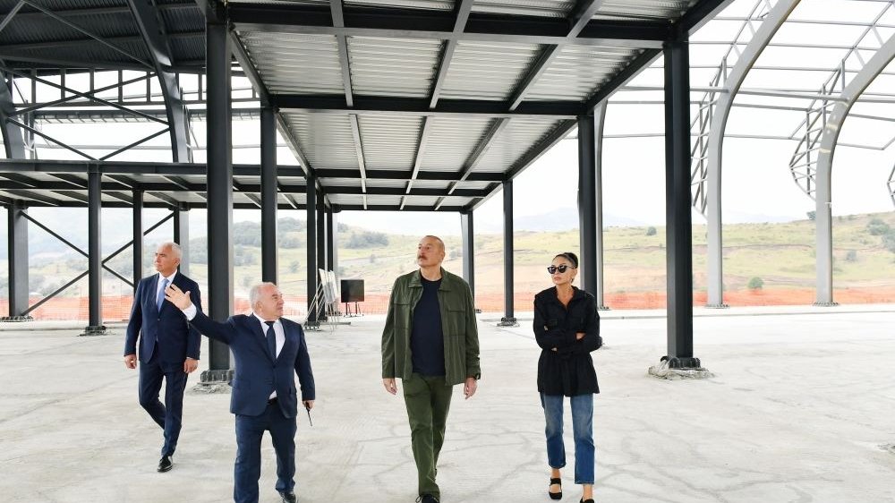 Prezident İlham Əliyev və Birinci xanım Mehriban Əliyeva Laçın Hava Limanında tikinti işlərinin gedişi ilə tanış olublar