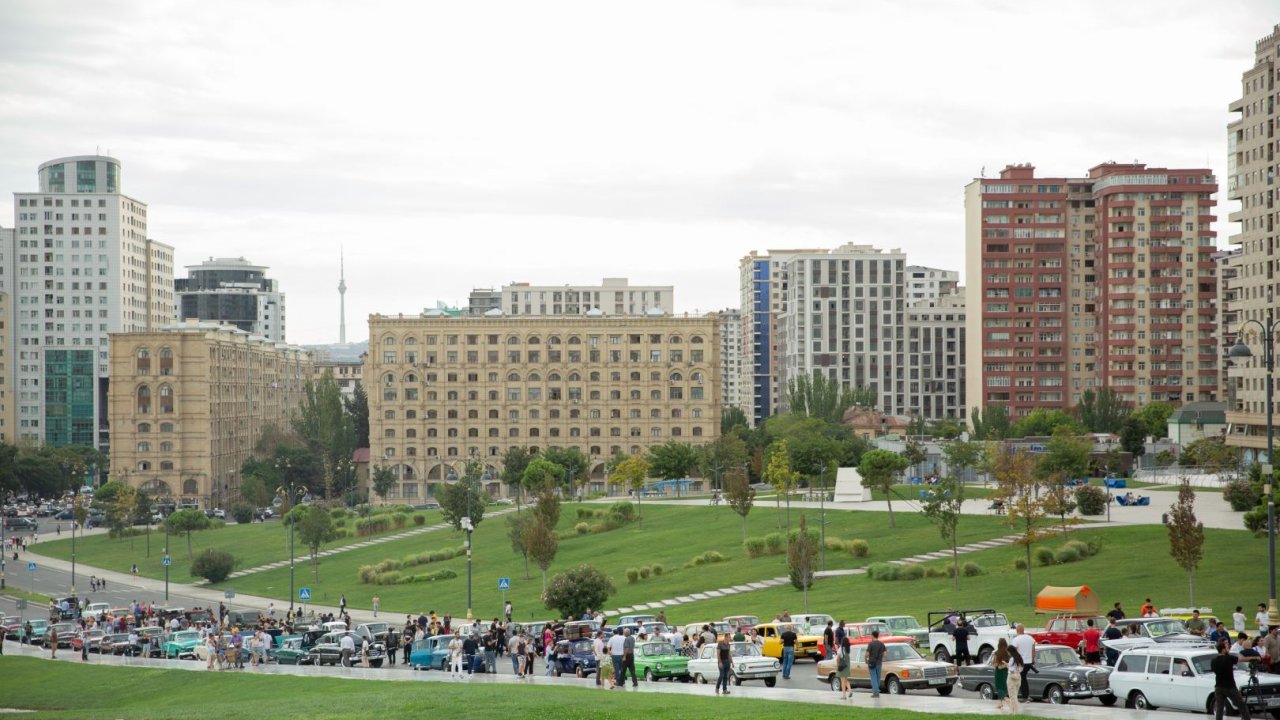 Heydər Əliyev Mərkəzinin qarşısında klassik avtomobillərin sərgisi keçirilib