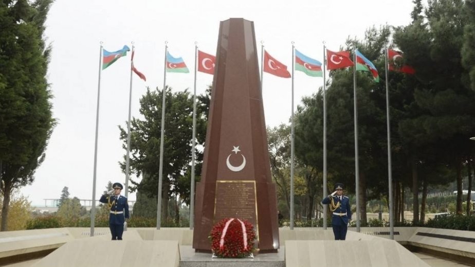 Türkiyənin Zəfər bayramı və Silahlı Qüvvələr Günü münasibətilə Şəhidlər xiyabanı ziyarət olunub