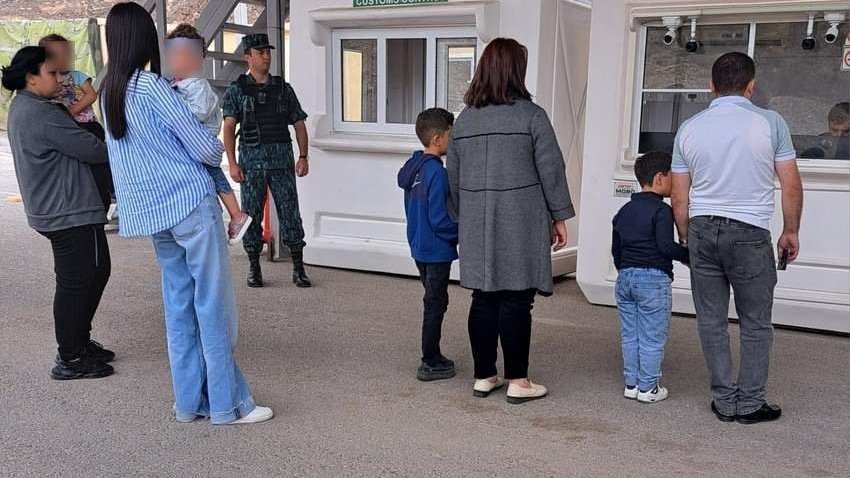Armenian civilians pass through Lachin border crossing without hindrance