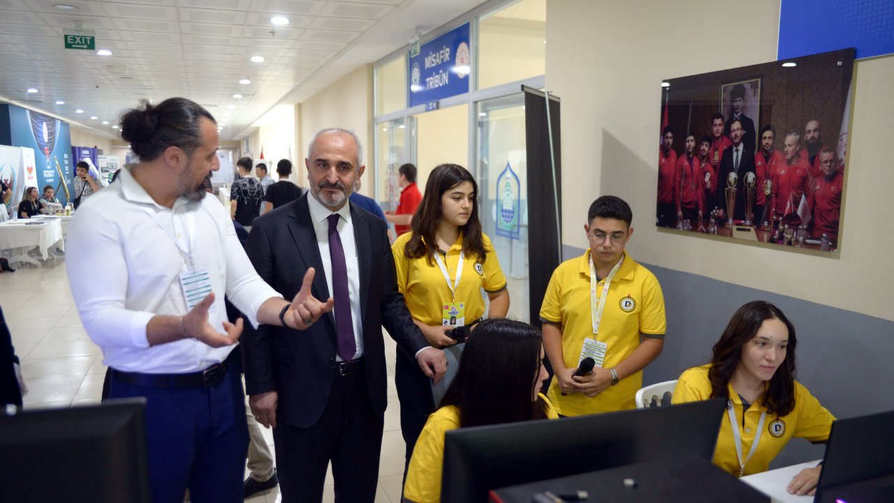 'Uluslararası MEB Robot Yarışması'nın canlı yayınını Demirören Medya Lisesi öğrencileri yaptı
