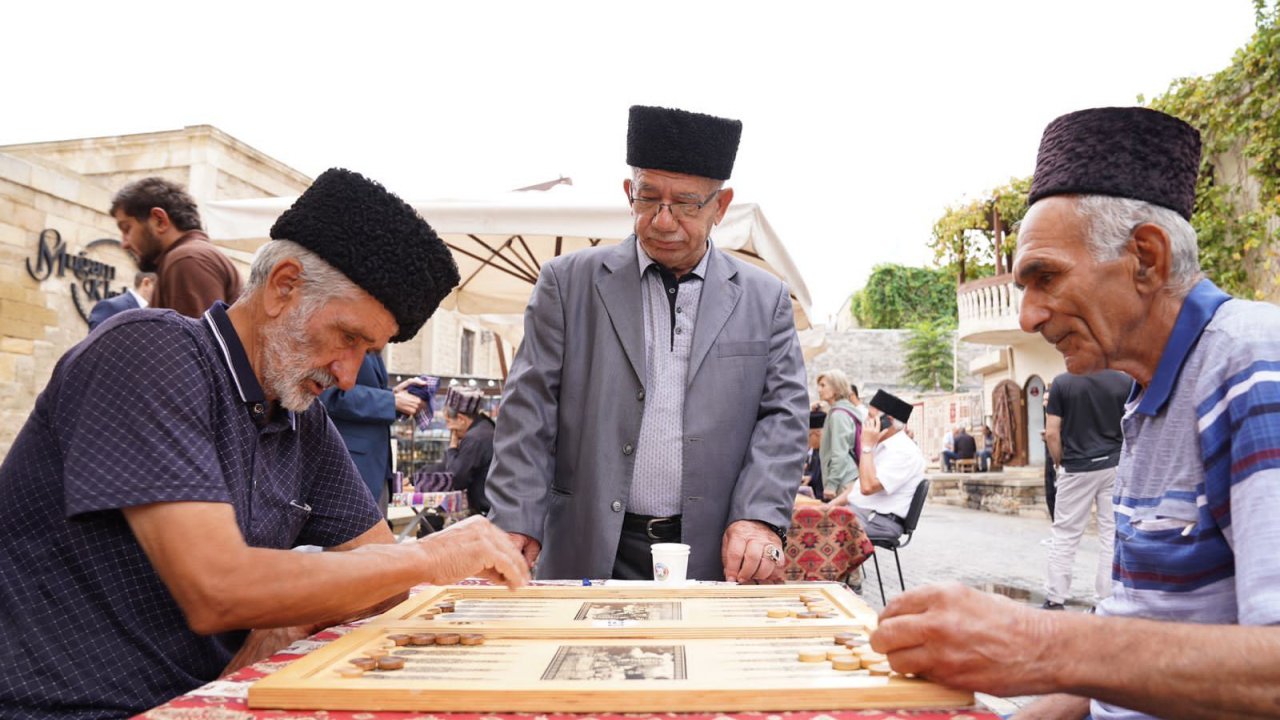 İçərişəhərdə ağsaqqallar arasında nərd yarışmasına start verildi (FOTO)