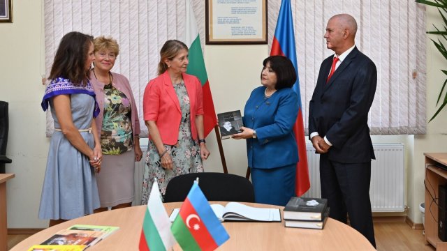 Azerbaijani parliament speaker gets acquainted with Azerbaijani Language and Culture Center in Bulgaria