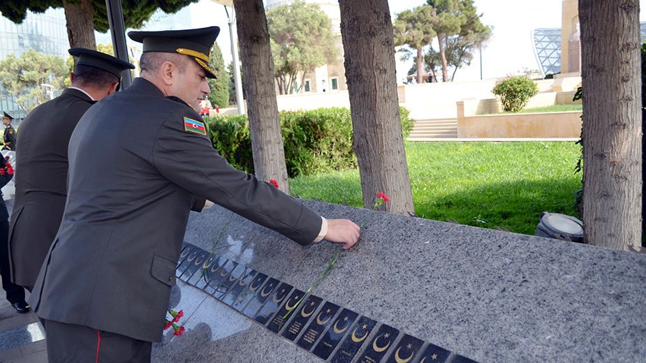 Azerbaycan Savunma Bakanlığı’ndan bir grup asker Türk şehitliğine çelenk koydu