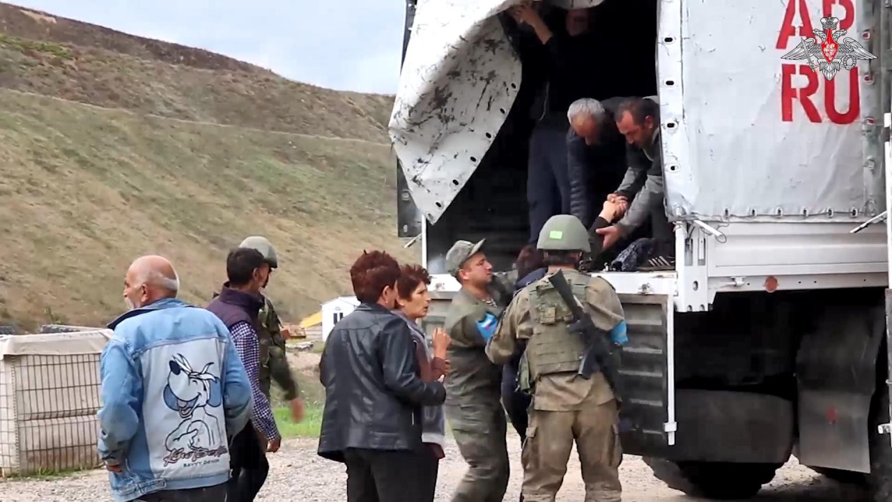 Rus barış güçlerinden Karabağ’daki sivillere 190 ton insani yardım