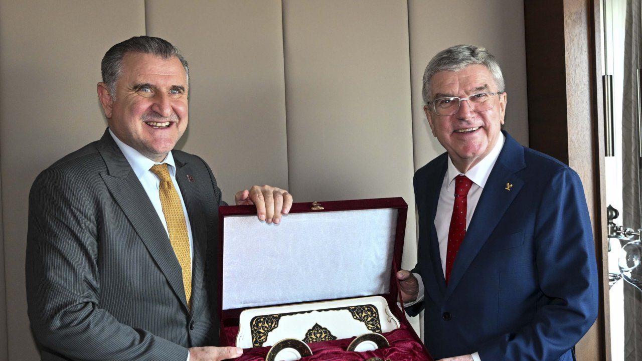 Bakan Bak, Uluslararası Olimpiyat Komitesi Başkanı Thomas Bach ile görüştü