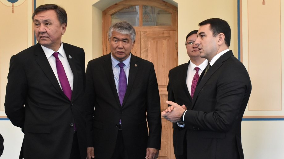 I Türk Dünyası Mədəniyyət Forumunun iştirakçıları Şuşada Saatlı məscidini ziyarət ediblər (FOTO)