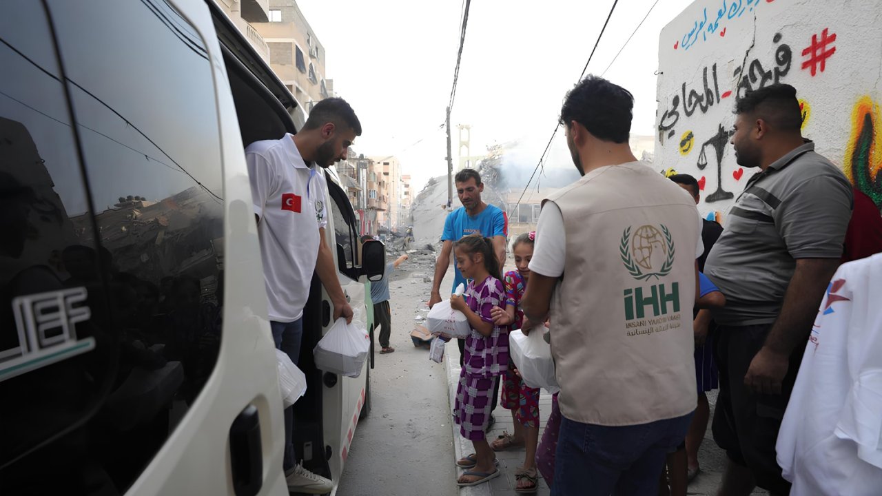 İHH’dan Gazze’ye sıcak yemek dağıtımı
