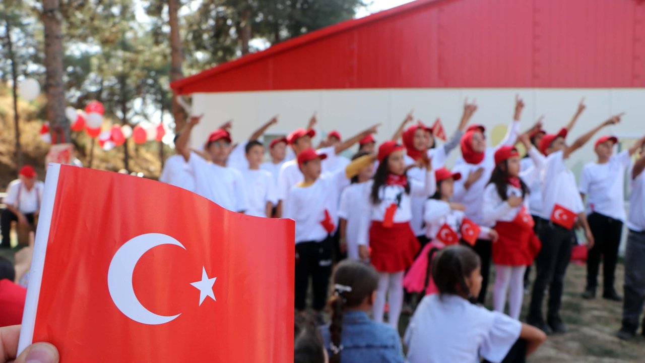 Earthquake-stricken children celebrated the 100th anniversary of the Republic with the 'Red Roof' project