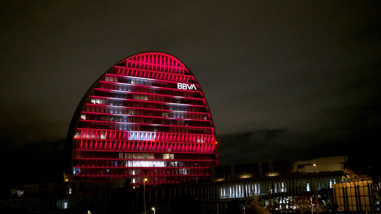 Madrid, Cumhuriyetin 100’üncü yılında kırmıza beyaza büründü