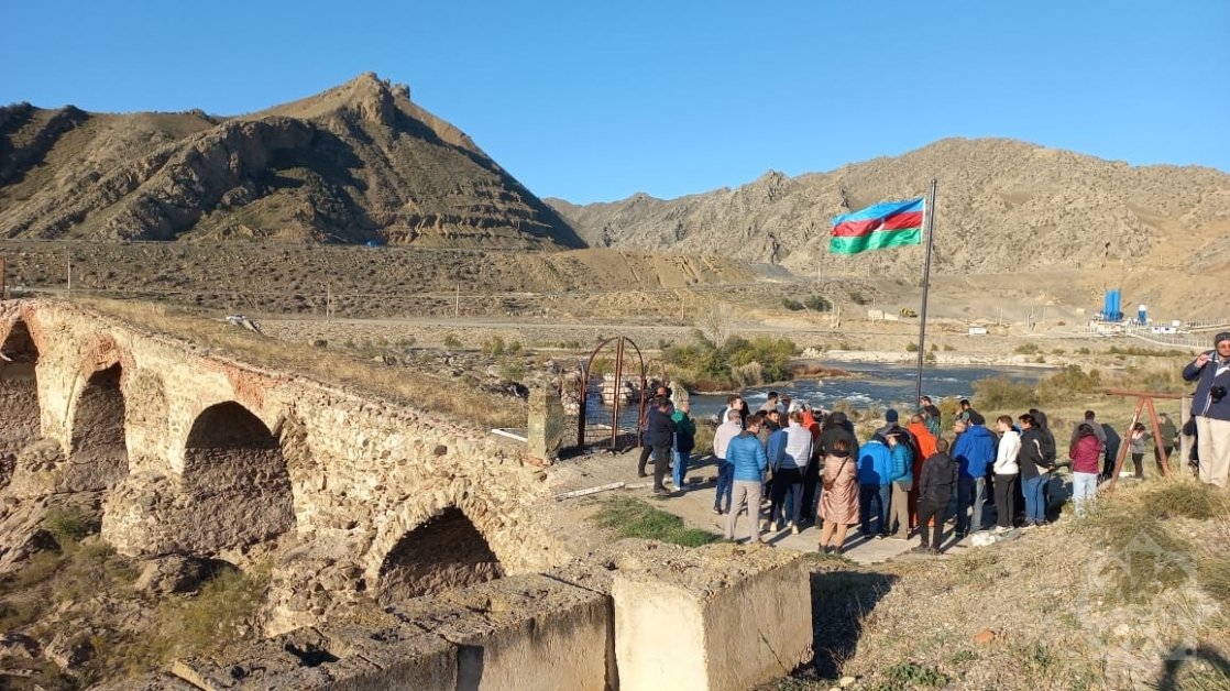 Dünyanın 26 ölkəsini təmsil edən səyyahlar Xudafərin körpüsü ilə tanış olublar