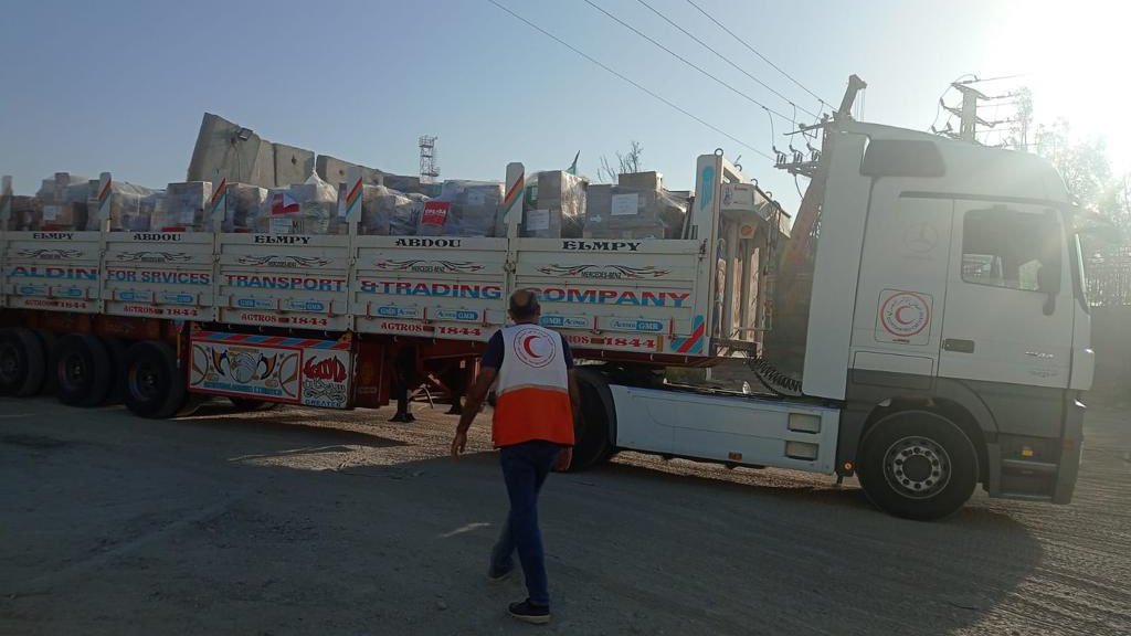 Filistin Kızılayı, insani yardım yüklü 106 kamyonu teslim aldı