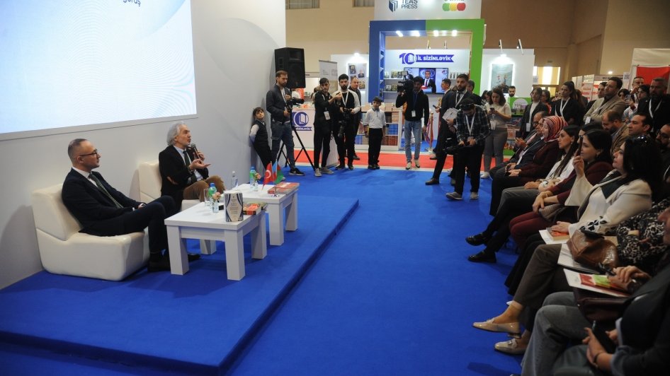 Məşhur türkiyəli yazıçı İskəndər Pala Bakıda oxucularla görüşüb