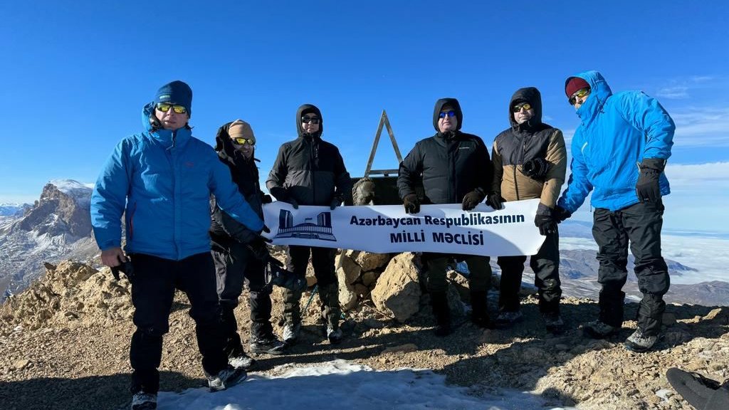 Milli Məclisin deputatları və parlament Aparatının əməkdaşları “Heydər zirvəsi”nə yürüş ediblər (FOTO/VİDEO)
