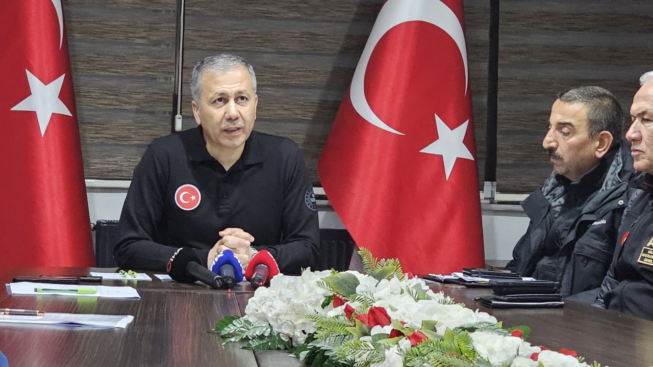 Bakan Yerlikaya, olumsuz hava koşullarının acı bilançosunu paylaştı: 2 ölü, 50 yaralı, 12 denizci kayıp