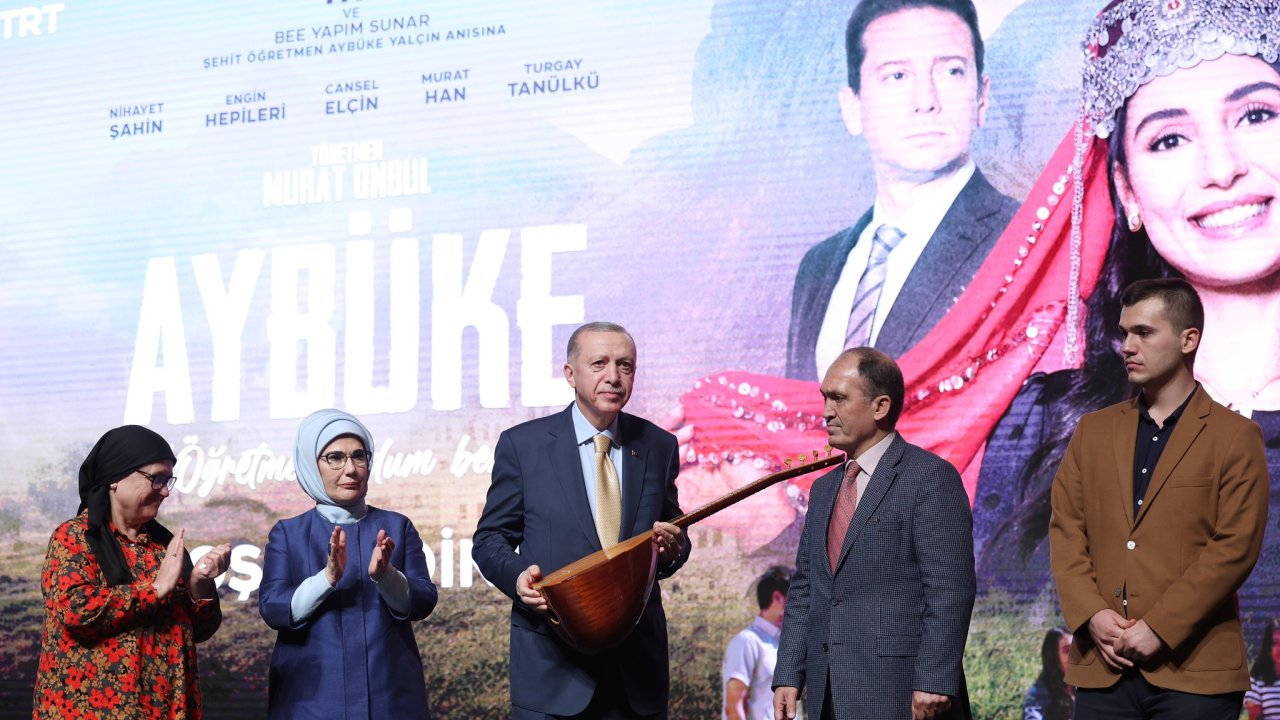 Erdoğan'a, şehit öğretmen Aybüke Yalçın'ın bağlaması hediye edildi